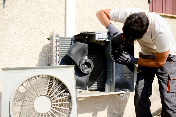Professional HVAC technician in Baldwin, NY